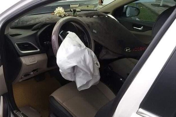Vụ tai nạn Hyundai Accent với túi khí kh&ocirc;ng th&ecirc;̉ bung do vướng t&acirc;́m thảm táp l&ocirc;. 1
