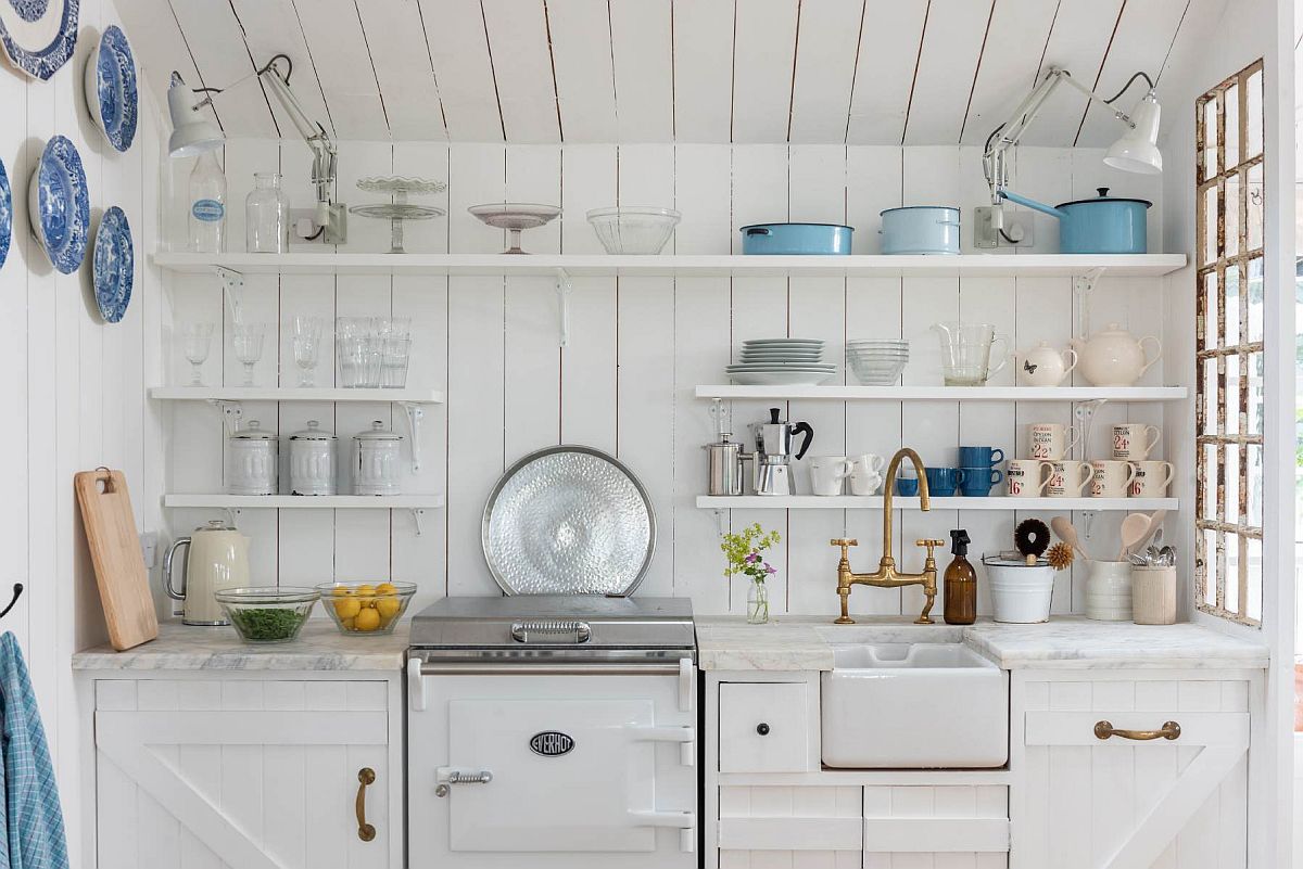 Với nh&agrave; bếp kiểu Shabby-chic nhỏ, bạn n&ecirc;n ưu ti&ecirc;n t&ocirc;ng m&agrave;u trắng chủ đạo, phối kết điểm nhấn m&agrave;u sắc từ vật dụng như cốc ch&eacute;n, b&aacute;t đĩa, tay nắm cửa tủ...