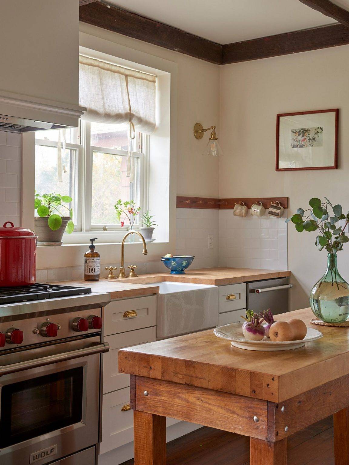 Phong cách Farmhouse cũng rất được ưa chuộng khi thiết kế bếp nhỏ. 
