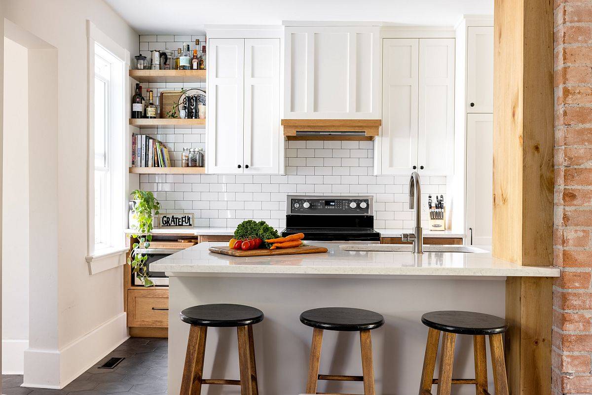 Gạch ốp tường chắn bếp s&aacute;ng trắng lấp l&aacute;nh mang đến c&aacute;i nh&igrave;n bắt mắt v&agrave; trung t&iacute;nh cho ph&ograve;ng bếp nhỏ kiểu trang trại.