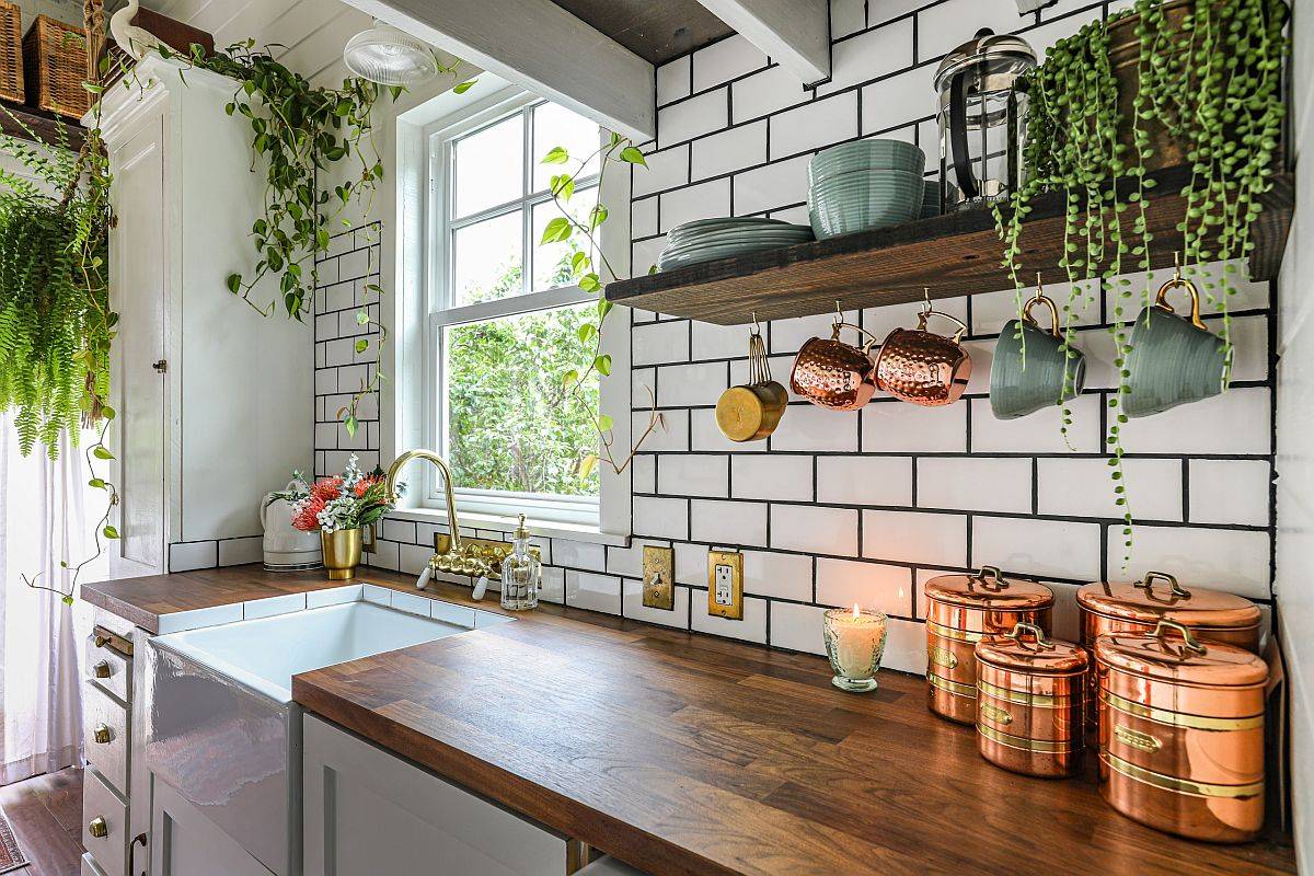 C&acirc;y xanh trang tr&iacute; l&agrave; yếu tố kh&ocirc;ng thể thiếu đối với một ph&ograve;ng bếp phong c&aacute;ch Farmhouse.