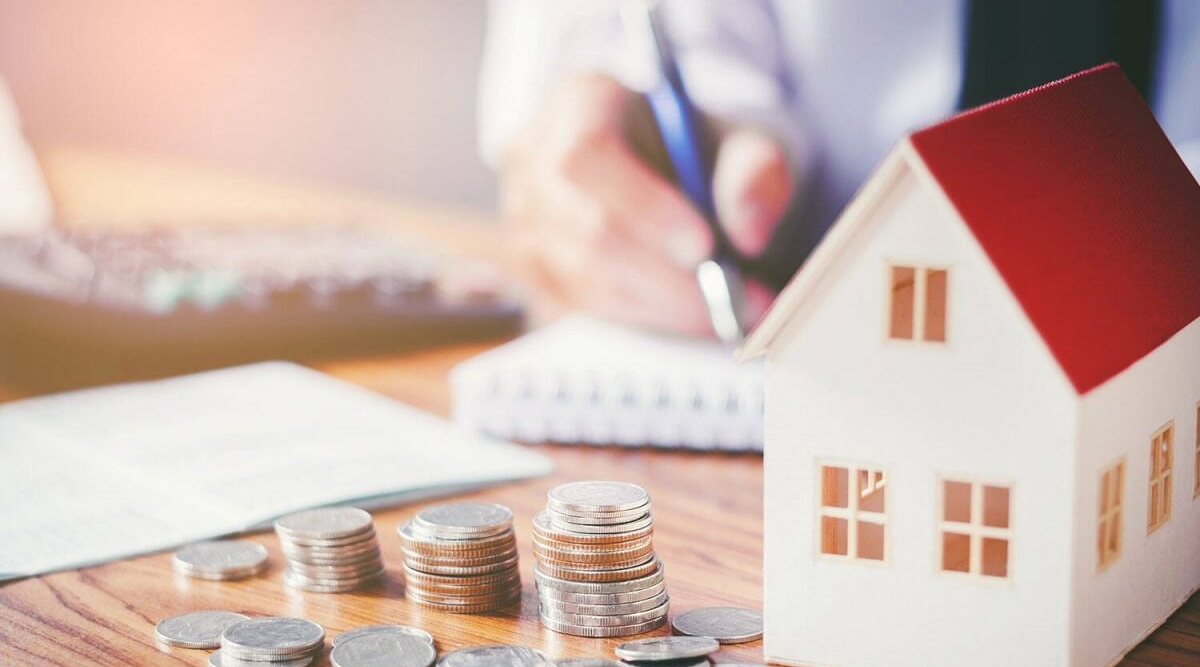 h&igrave;nh ảnh m&ocirc; h&igrave;nh ng&ocirc;i nh&agrave; cấp 4 m&aacute;i đỏ b&ecirc;n cạnh cọc tiền xu