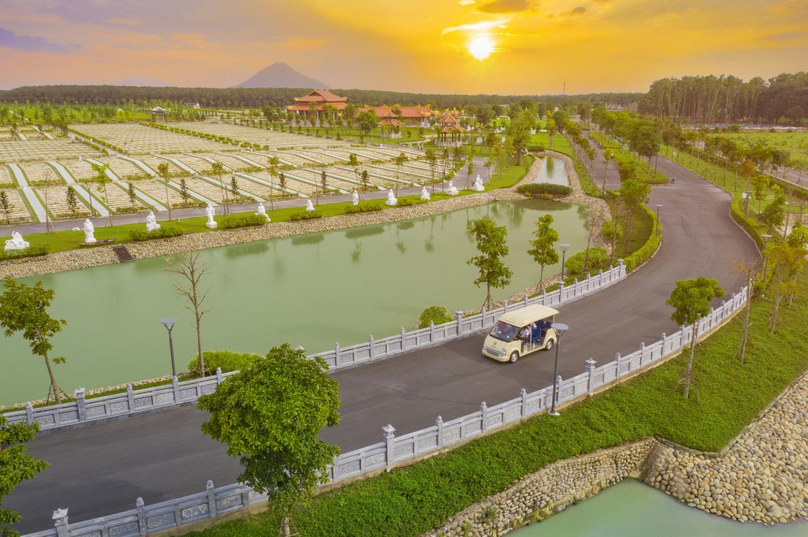 Hồ tịnh t&acirc;m tại Hoa vi&ecirc;n nghĩa trang sinh th&aacute;i Sala Garden