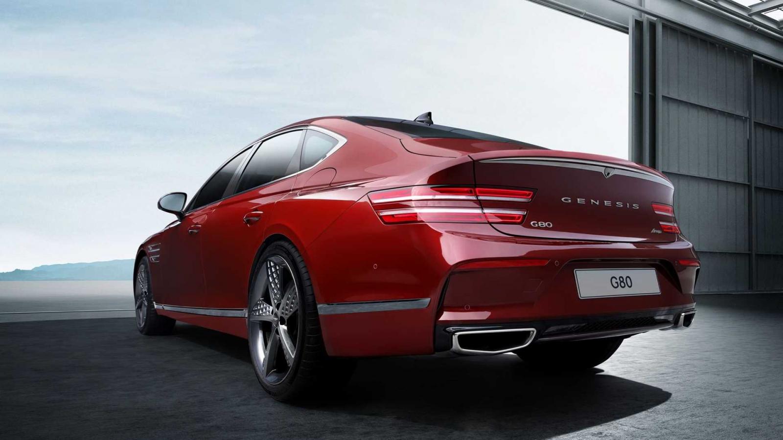 Genesis G80 Sport 2022 phản ứng sắc b&eacute;n hơn với t&iacute;nh năng bẻ l&aacute;i cầu sau, thu gọn b&aacute;n k&iacute;nh quay xe.