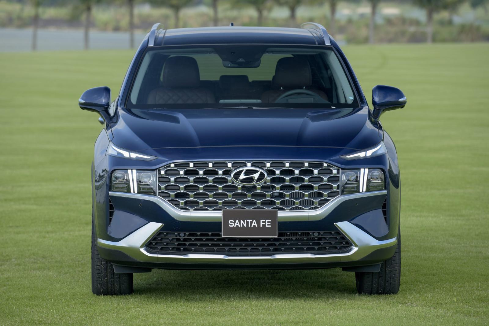 Santafe m&agrave;u xanh nước biển được nhiều kh&aacute;ch h&agrave;ng y&ecirc;u th&iacute;ch.