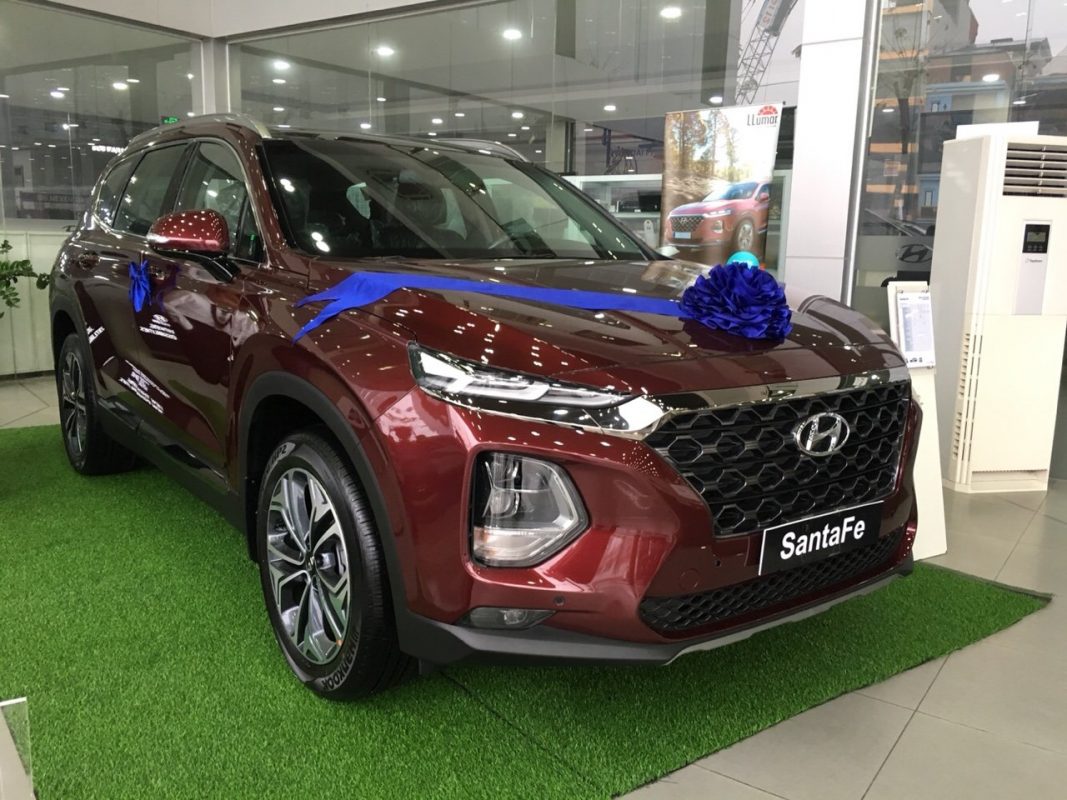 Santafe m&agrave;u đỏ rất hợp với kh&aacute;ch h&agrave;ng nữ.