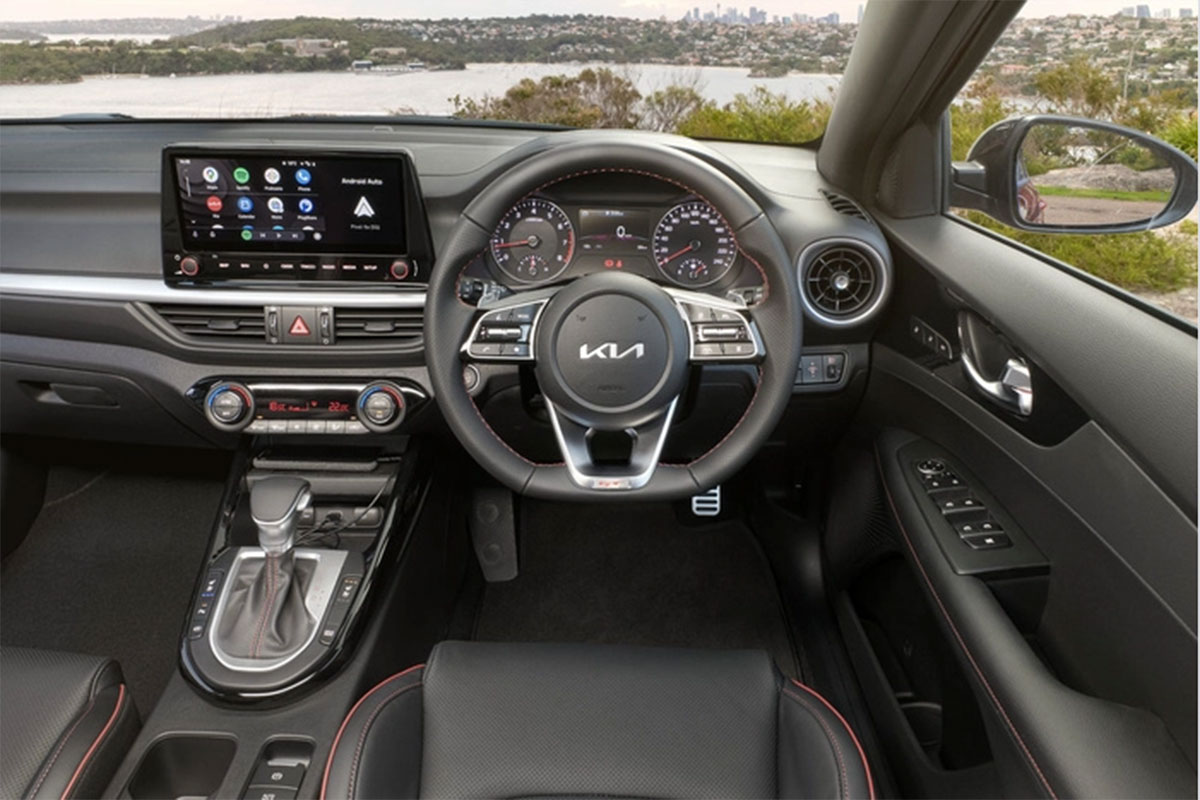 Kia Cerato ngoại hình sắc sảo hơn.