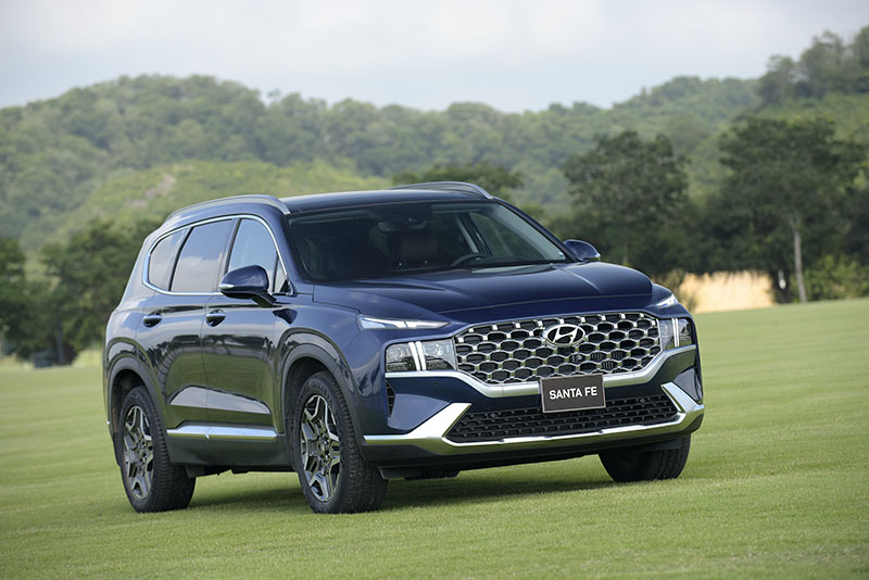 Santafe bản cao cấp máy xăng vận hành mạnh mẽ trong mọi điều kiện đường sá.