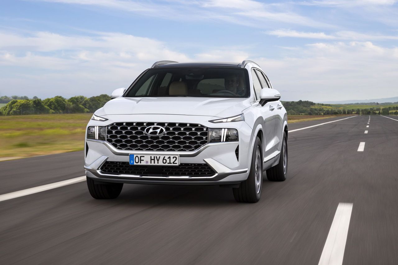 Nếu so sánh các phiên bản Santafe 2021 với các phiên bản trước sẽ thấy sự cải tiến lớn trong thiết kế ngoại thất