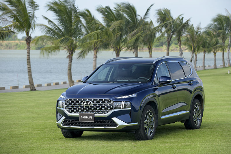 Santafe 2.5 máy xăng cao cấp sở hữu diện mạo mạnh mẽ và nam tính.
