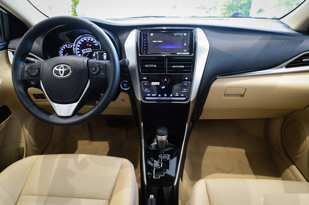 B&ecirc;n trong chiếc xe Toyota Vios 5 chỗ.