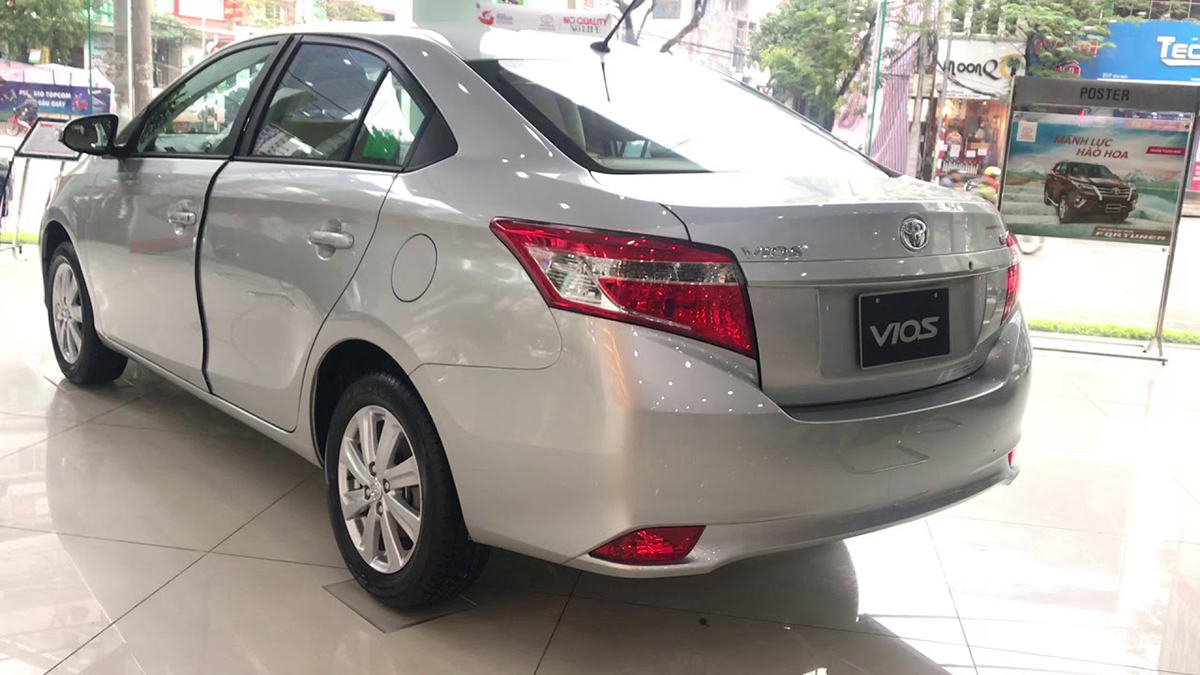 Vios số sàn 2018 phiên bản màu bạc.