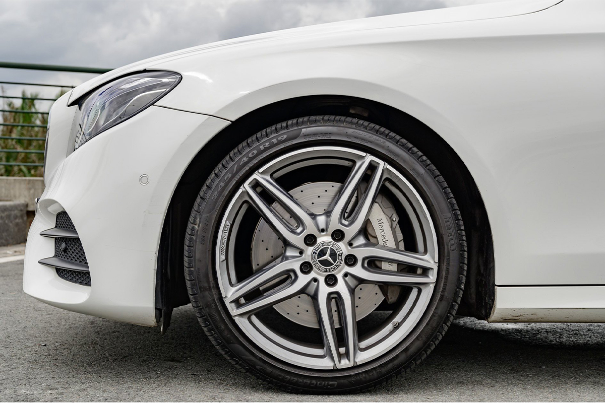 Mercedes-Benz l&agrave; một trong những h&atilde;ng xe sang sử dụng lốp run-flat.
