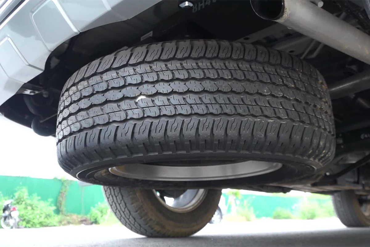 Một số h&atilde;ng xe để lốp dự ph&ograve;ng dưới gầm xe.