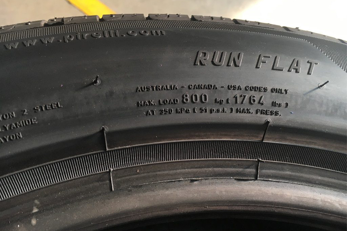 Tr&ecirc;n lốp run-flat sẽ ghi r&otilde; trọng tải chịu được.