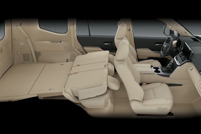 Khoang lái của xe Toyota Land Cruiser 2022 có sự trẻ trung hơn hẳn so với đời cũ 1