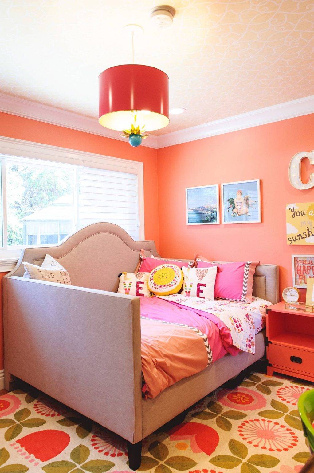Ph&ocirc;ng nền m&agrave;u cam quyến rũ trong ph&ograve;ng trẻ em với trần decor giấy d&aacute;n tường v&agrave; đ&egrave;n mặt d&acirc;y th&ocirc;ng minh cỡ lớn.