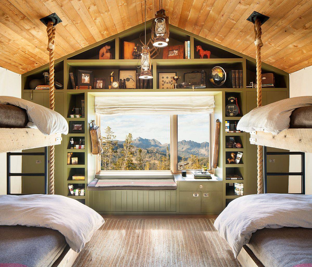 Ph&ograve;ng ngủ trẻ em kiểu cabin thoải m&aacute;i v&agrave; rộng r&atilde;i với nội thất gỗ sơn m&agrave;u xanh l&aacute; nhạt.