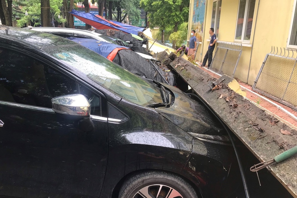 &Ocirc; t&ocirc; gặp nạn bị tường rào đè trúng, chủ xe "bắt đ&ecirc;̀n" ai? a1