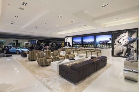 Nh&agrave; gồm 8 ph&ograve;ng ngủ, 15 ph&ograve;ng tắm, 1 ph&ograve;ng trưng b&agrave;y, qu&aacute;n bar ở tầng hầm, gara đủ chỗ cho16 &ocirc; t&ocirc;.