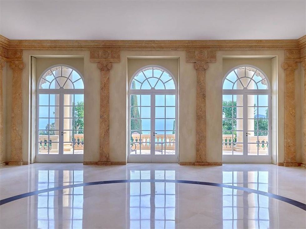 N&oacute; cũng l&agrave; một trong những ng&ocirc;i nh&agrave; lớn nhất dọc theo French Riviera với diện t&iacute;ch 24 mẫu Anh, gồm 13 ph&ograve;ng ngủ, 7 ph&ograve;ng tắm, ph&ograve;ng khi&ecirc;u vũ.