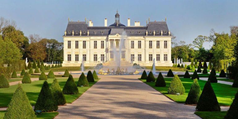 V&agrave;o năm 2015, Chateau Louis XIV đ&atilde; gi&agrave;nh được danh hiệu l&agrave; ng&ocirc;i nh&agrave; đắt nhất thế giới từng được b&aacute;n. Mặc d&ugrave; tr&ocirc;ng như thể n&oacute; đ&atilde; ở đ&oacute; h&agrave;ng thế kỷ, nhưng về mặt kỹ thuật th&igrave; l&acirc;u đ&agrave;i nguy nga n&agrave;y được x&acirc;y dựng mới. N&oacute; được ho&agrave;n th&agrave;nh v&agrave;o năm 2011. 