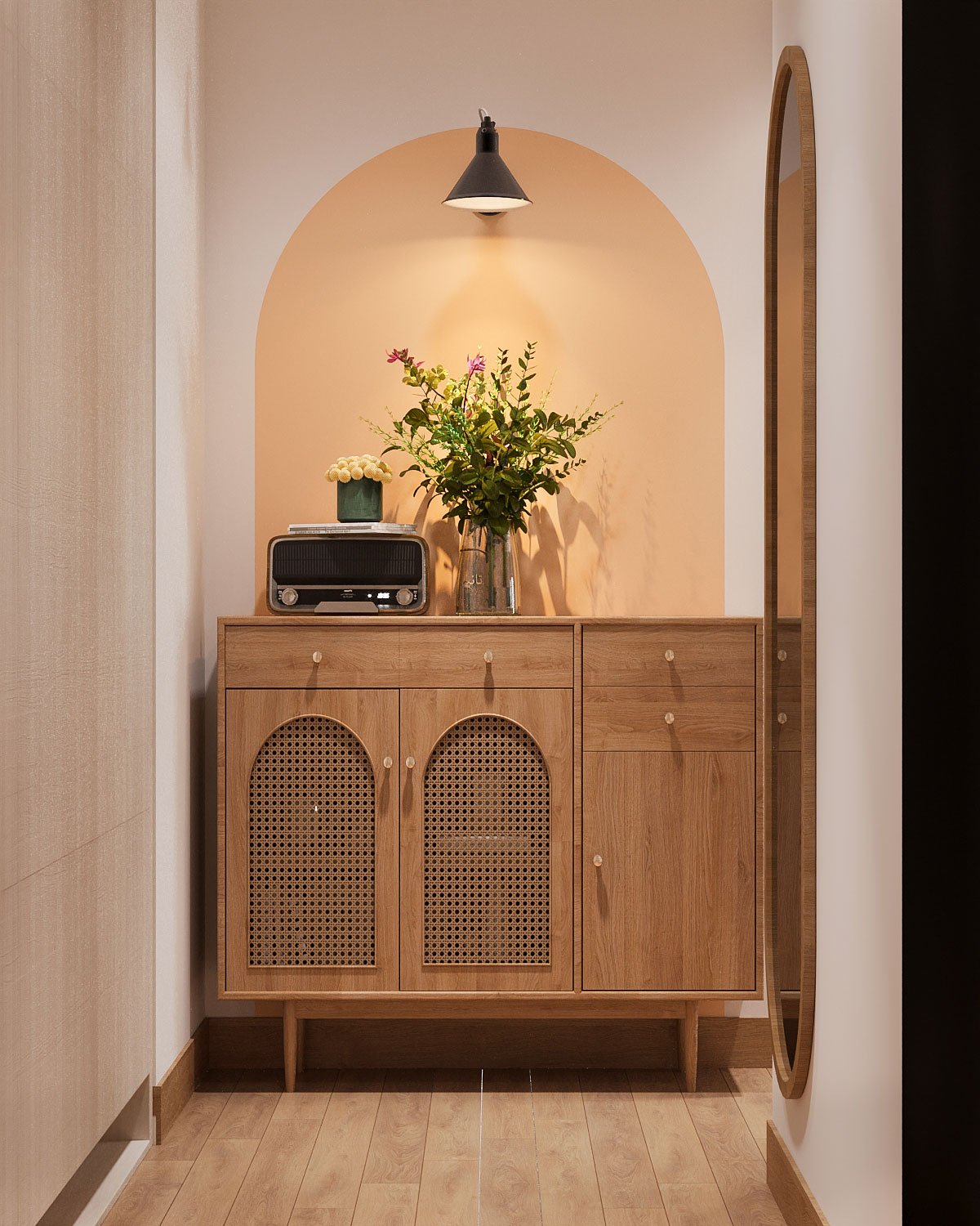 Lối vào căn hộ được decor cực gọn xinh với đường nét khung vòm mềm mại màu cam hài hòa với tủ giày bằng gỗ có chân cao thoáng.