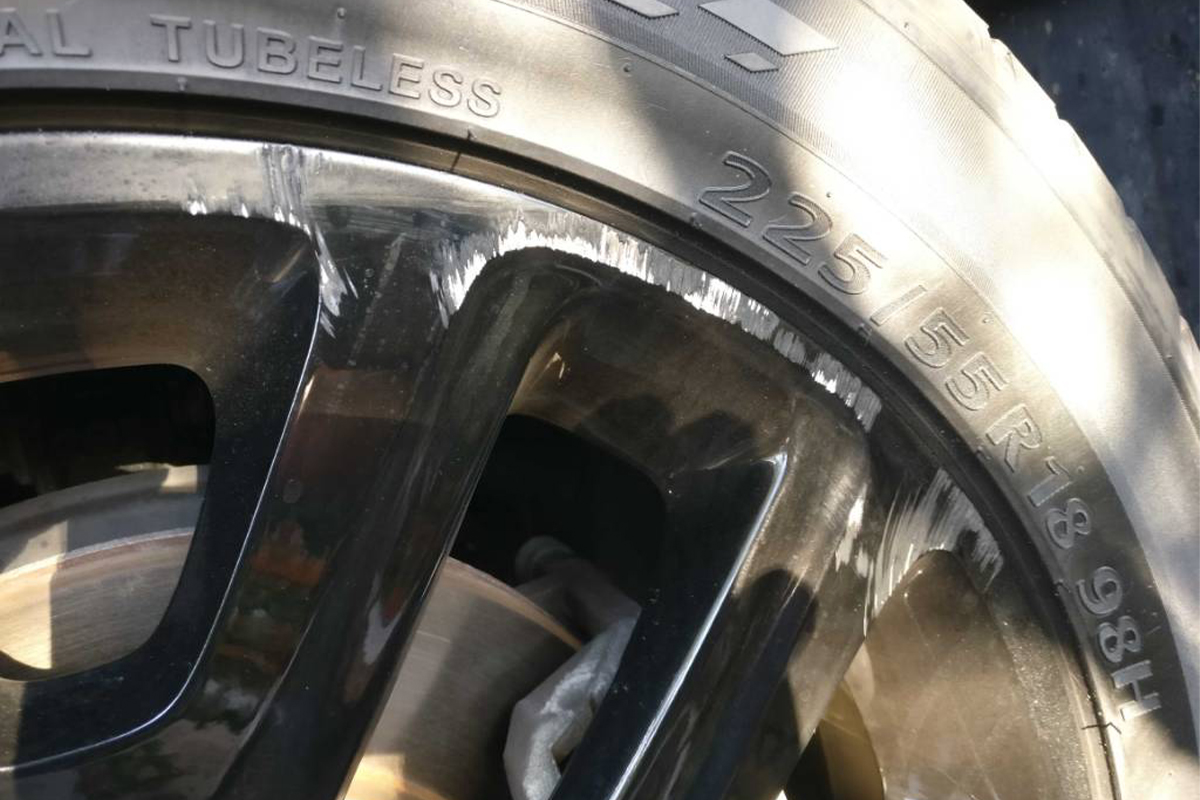 M&acirc;m xe bị xước trong qu&aacute; tr&igrave;nh đỗ xe.