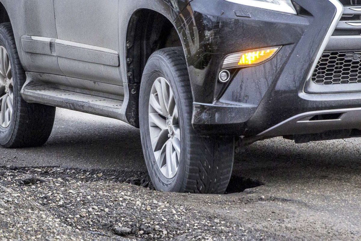 Đi xe qua ổ g&agrave;, gờ giảm tốc ở tốc độ cao sẽ khiến m&oacute;p m&acirc;m xe.