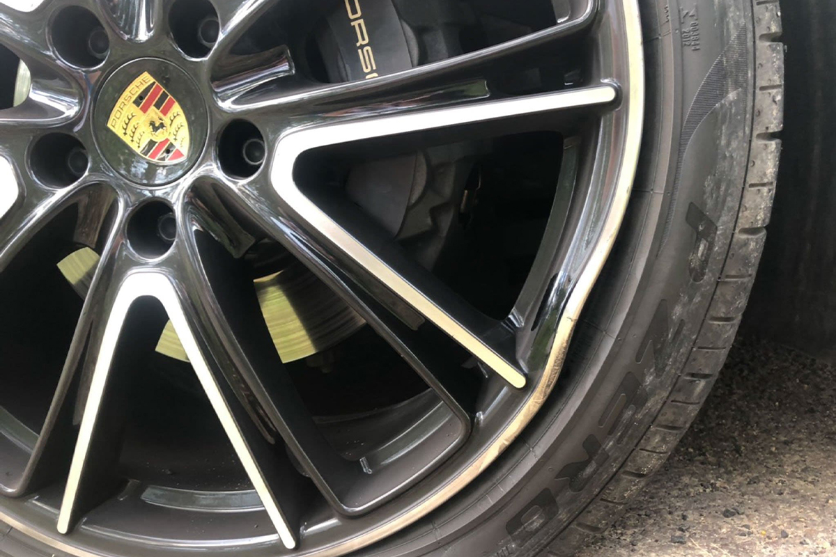 Trong qu&aacute; tr&igrave;nh vận chuyển xe cũng c&oacute; thể bị m&oacute;p m&acirc;m.