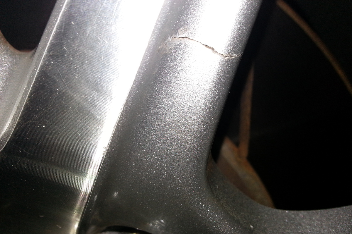 M&acirc;m xe bị nứt sau khi va chạm.