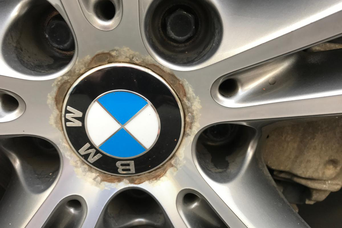 M&acirc;m xe bị ăn m&ograve;n.