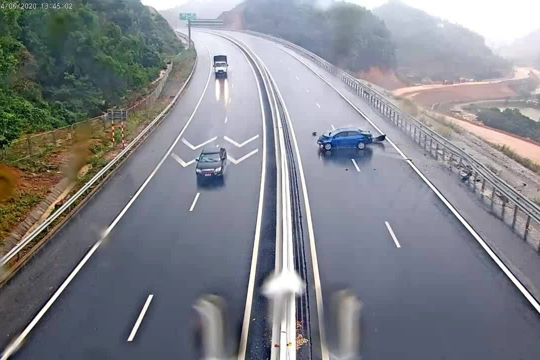 Khi đi trên cao tốc gặp trời mua, tài xế nên giảm tốc độ xuống 2/3.