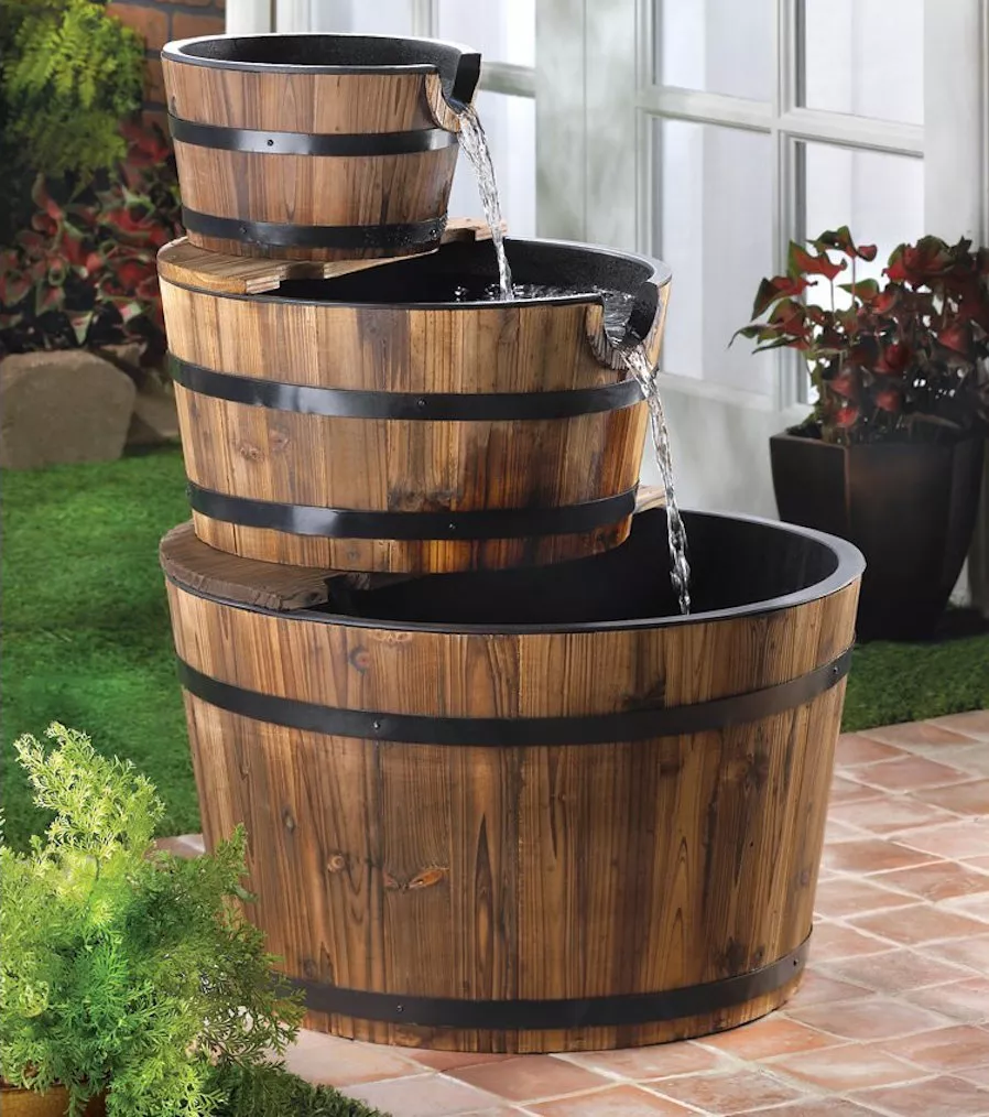 Thác nước sân vườn hình ảnh các thùng nước bằng gỗ chồng lên nhau tạo thành thác nước sân vườn