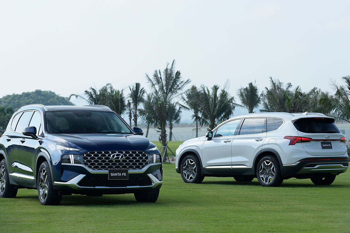 SUV Hyundai Santa Fe thế hệ mới được giới thiệu giữa th&aacute;ng 5/2021 đ&atilde; đạt phong độ ấn tượng, vươn l&ecirc;n giữ vị tr&iacute; thứ 2 .