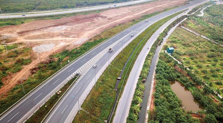 h&igrave;nh ảnh một đoạn cao tốc nh&igrave;n từ tr&ecirc;n cao minh họa cho cao tốc V&acirc;n Phong - Nha Trang
