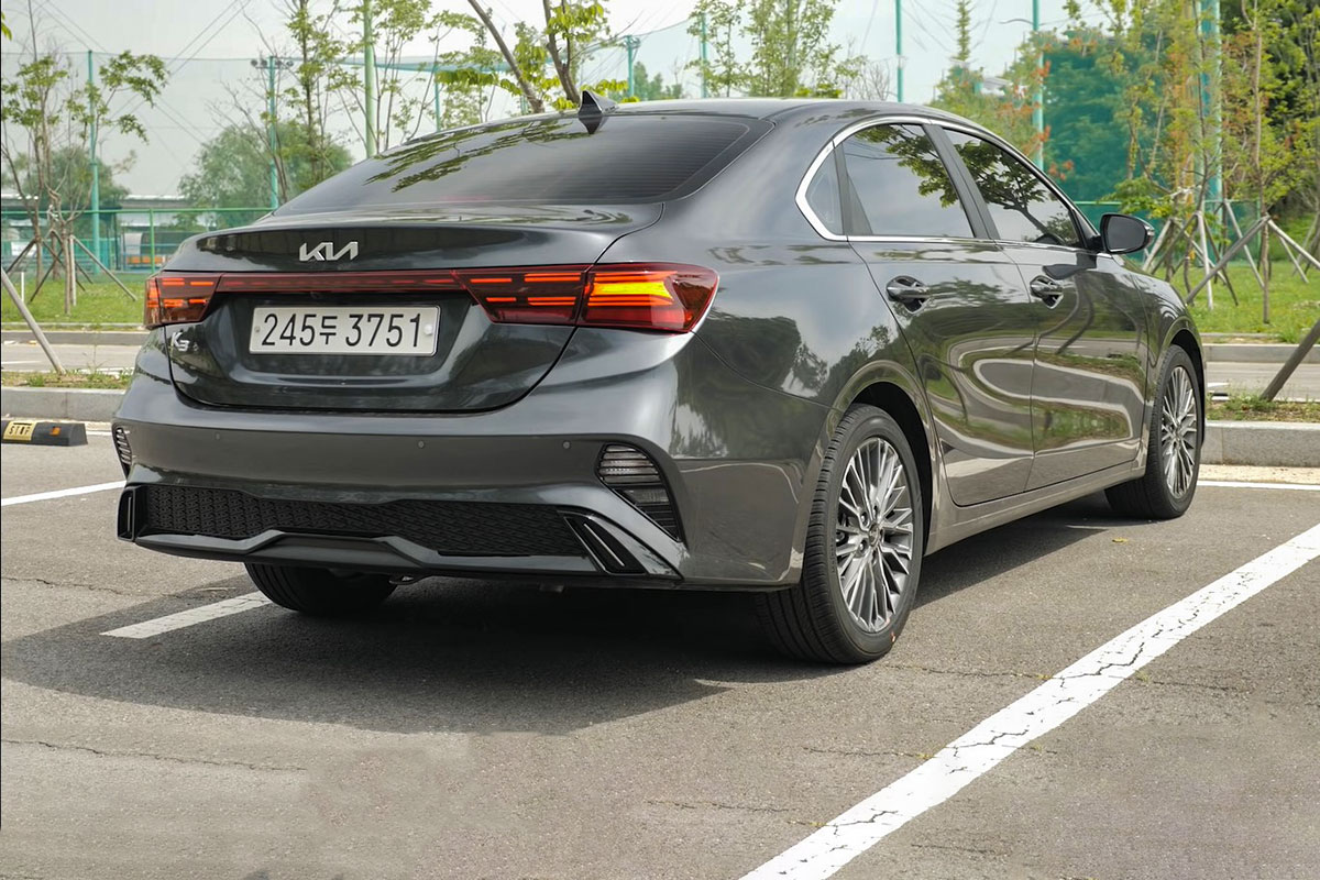 Người đầu ti&ecirc;n "b&oacute;c tem" c&ugrave;ng l&uacute;c Kia Cerato 2022 v&agrave; Hyundai Elantra 2022, so găng mọi g&oacute;c cạnh a12