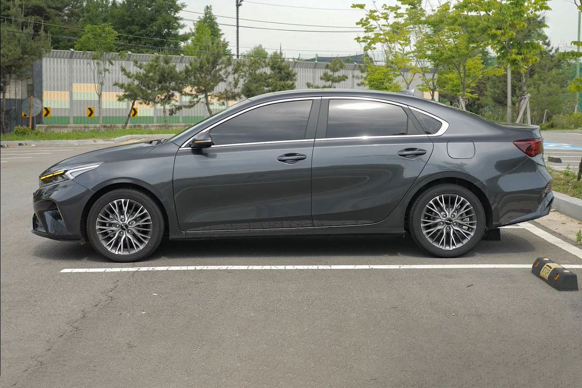 Người đầu ti&ecirc;n "b&oacute;c tem" c&ugrave;ng l&uacute;c Kia Cerato 2022 v&agrave; Hyundai Elantra 2022, so găng mọi g&oacute;c cạnh a9