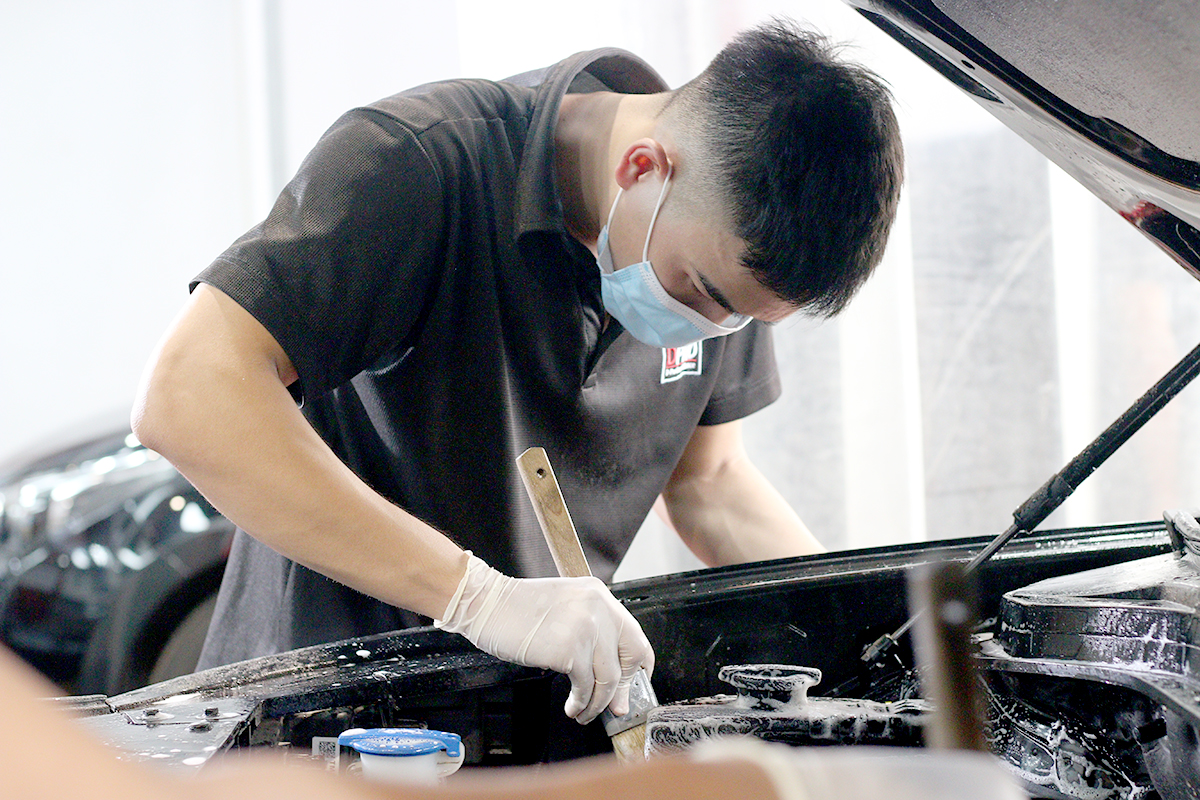 Cọ rửa khoang máy ô tô.