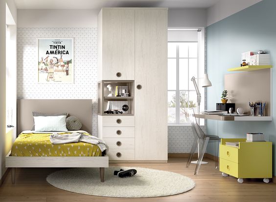 Phòng ngủ cho con trai khá phong cách với bảng màu trung tính làm nền cho điểm nhấn màu sắc từ ga gối, tủ kệ nổi bật hơn. Góc học tập, làm việc thiết kế đơn giản, tiện dụng.