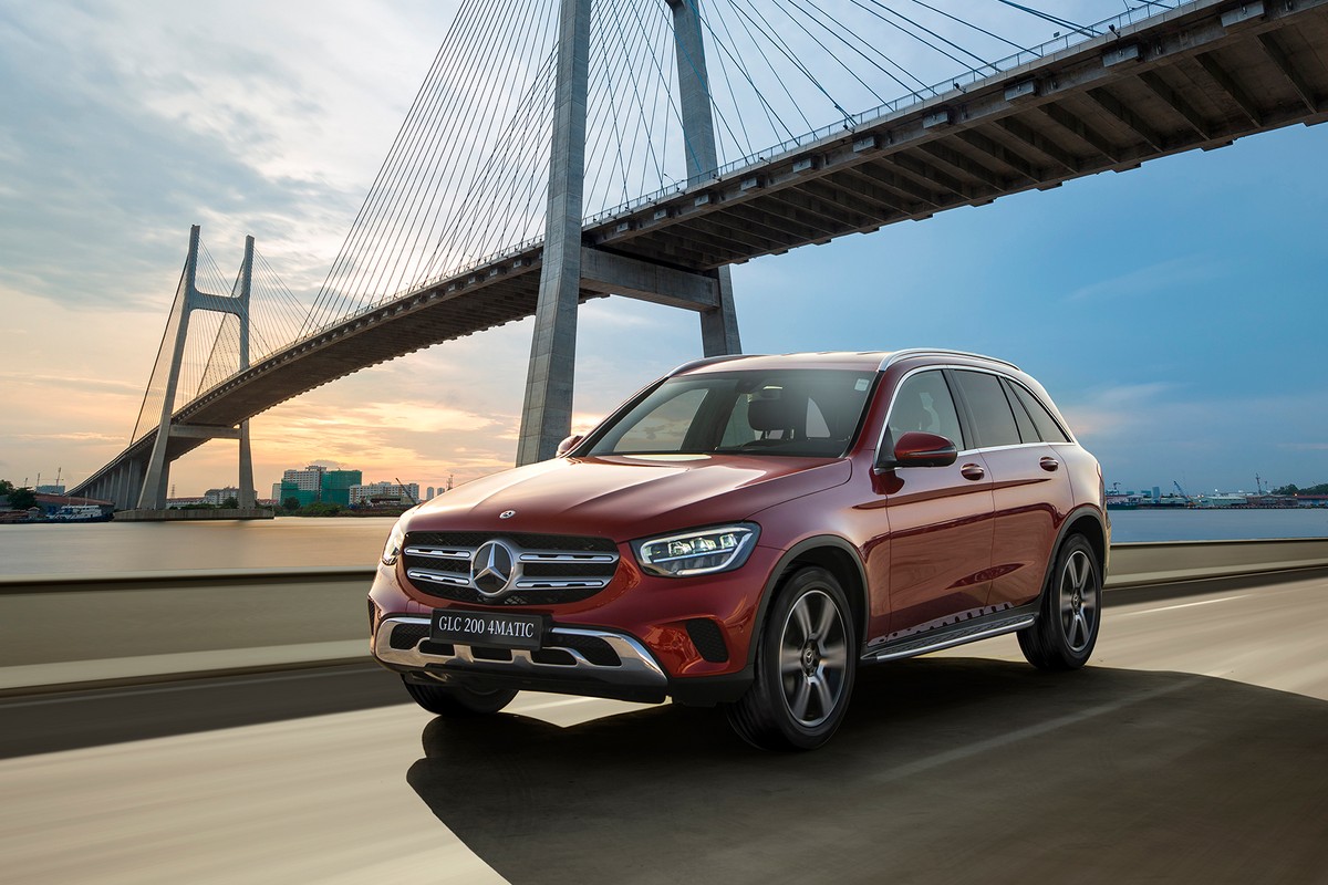 Khách hàng mua xe Mercedes-Benz GLC 200 trong tháng 7 và tháng 8 sẽ được tặng gói bảo dưỡng 2 năm. Mercedes-Benz GLC 200 đỏ chụp nghiêng góc