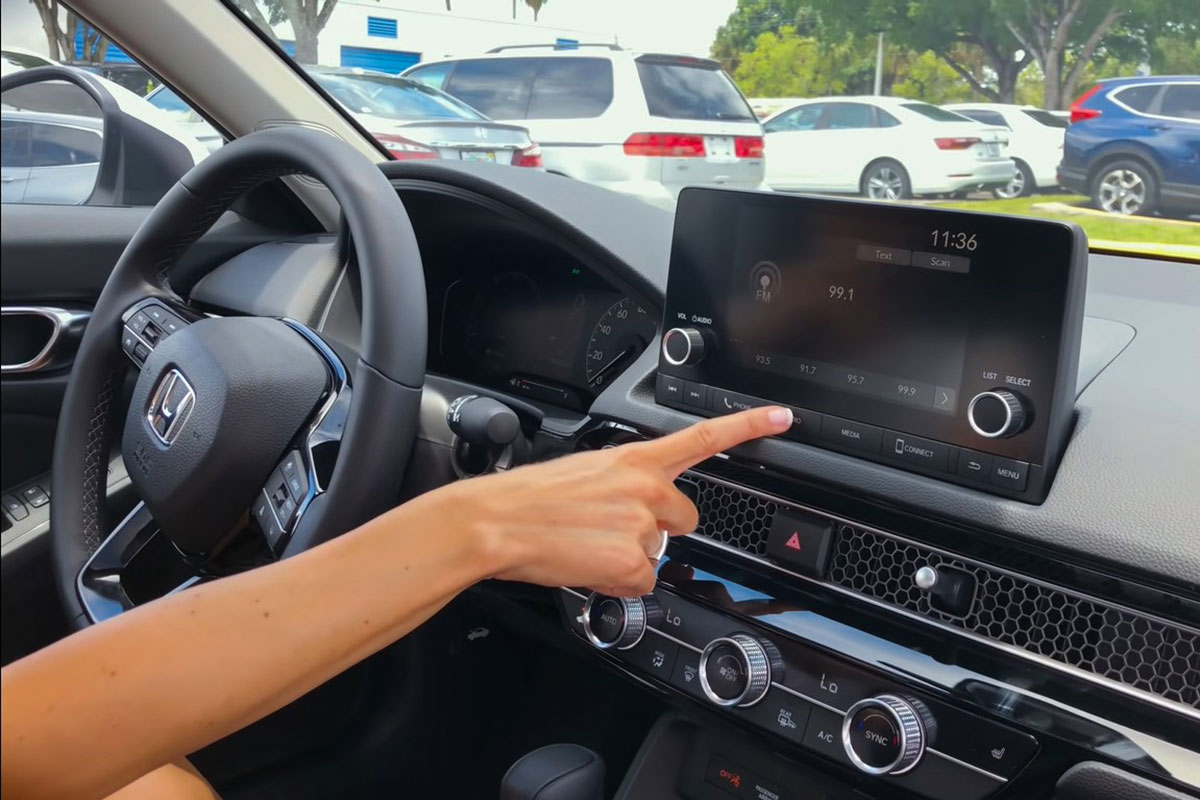 Video nữ Youtuber trải nghiệm xe Honda Civic 2022, điểm nhấn nội thất a10