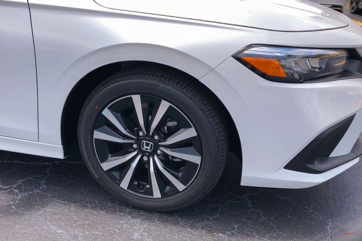 Video nữ Youtuber trải nghiệm xe Honda Civic 2022, điểm nhấn nội thất a4