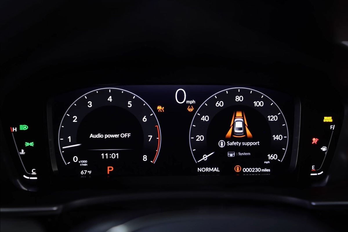 Video nữ Youtuber trải nghiệm xe Honda Civic 2022, điểm nhấn nội thất a13