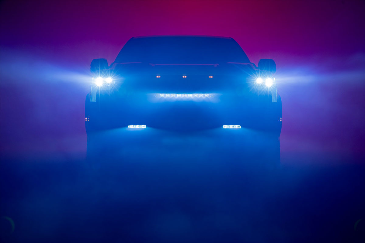 Toyota Tundra 2022 có lưới tản nhiệt mới cỡ lớn kèm thanh đèn phụ trợ LED.