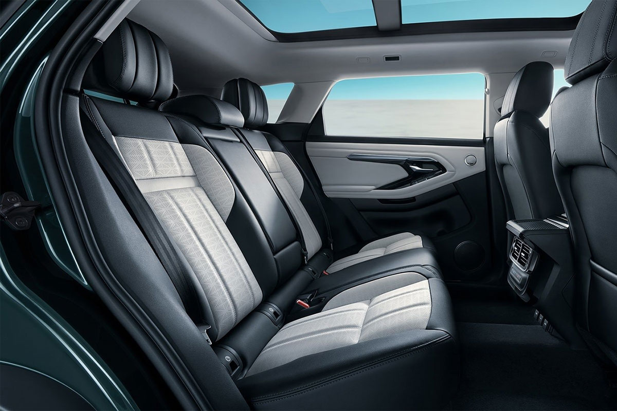 Range Rover Evoque L có khoảng để chân được cải thiện thêm 125mm.