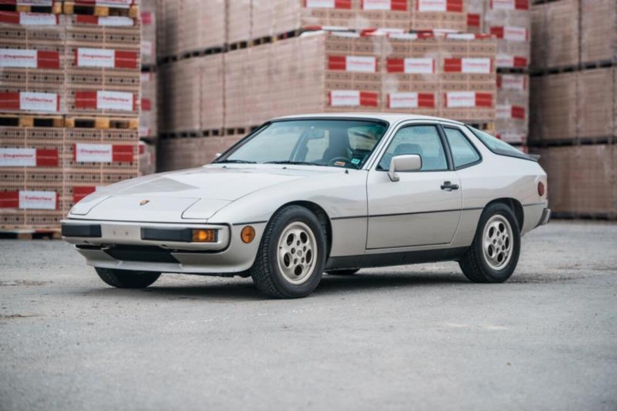 1981 Porsche 924 bạc góc mặt trước