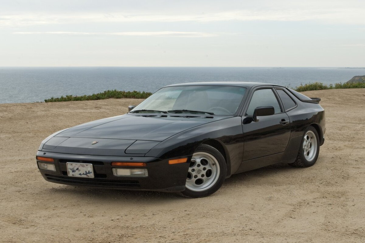 1981 Porsche 944 đen mặt trước