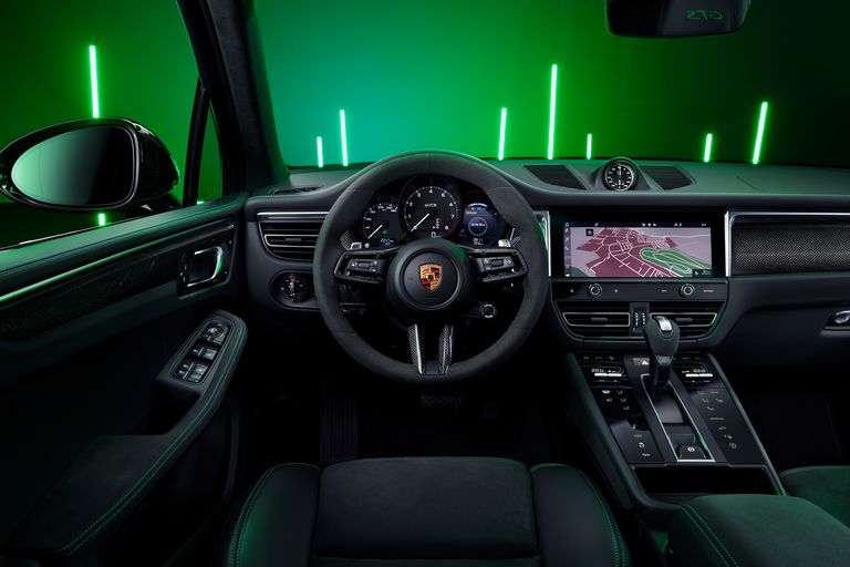 Porsche Macan 2022 tích hợp thêm nhiều tính năng mới.