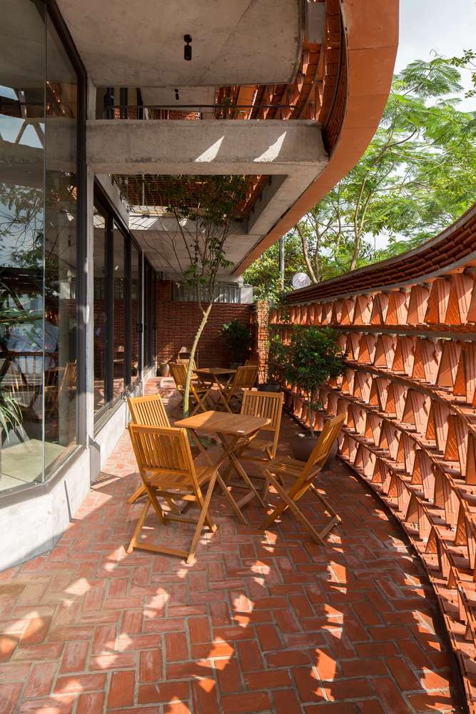 Ng&oacute;i, gạch đất nung ấm &aacute;p gợi nhớ về những ng&ocirc;i nh&agrave; xưa đong đầy k&yacute; ức.